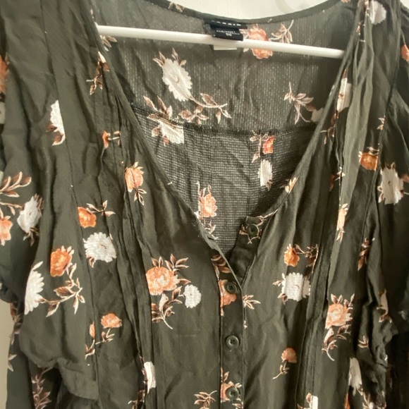 Torrid green floral flutter sleeve top - Picture 2 of 7
